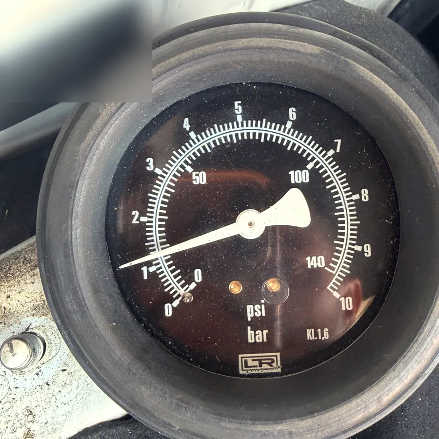 Workshop pressure gauge on an Audi Q5 2.0 TDI after the conversion, needle clearly higher